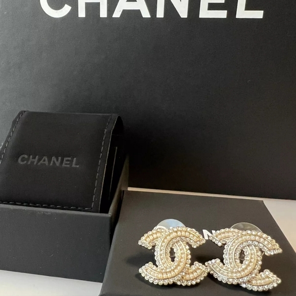 💕CHRISTMAS DEAL💕 Preloved Chanel Stud Earrings.In excellent condition. - Picture 2 of 6